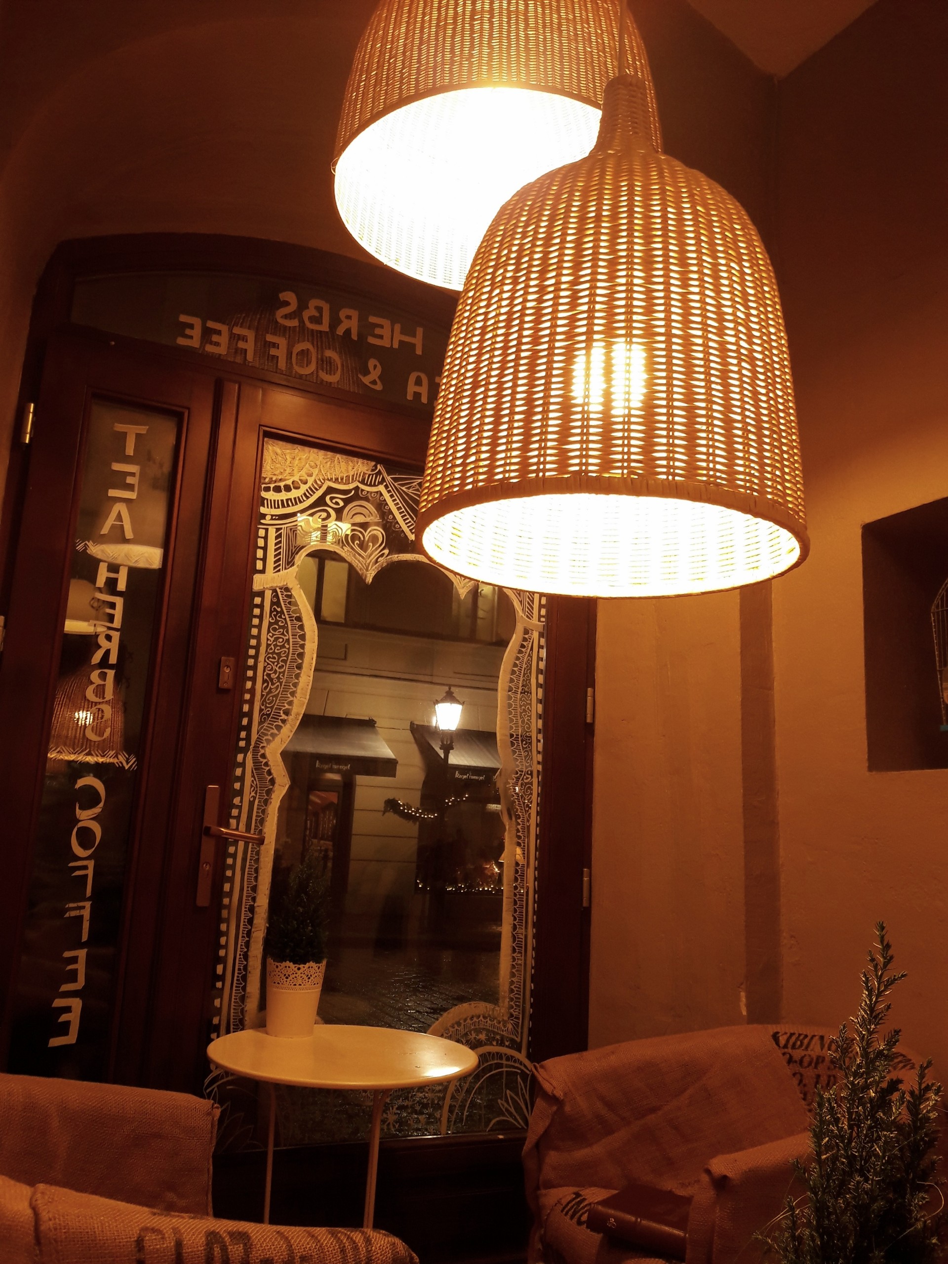 Dans un café de la ville