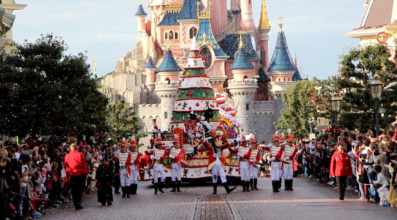 Hoe Laat Is De Parade In Disneyland: Tijd En Informatie