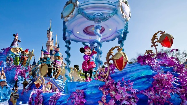 disneyland-paris-parade-9059c7a449a3ed07