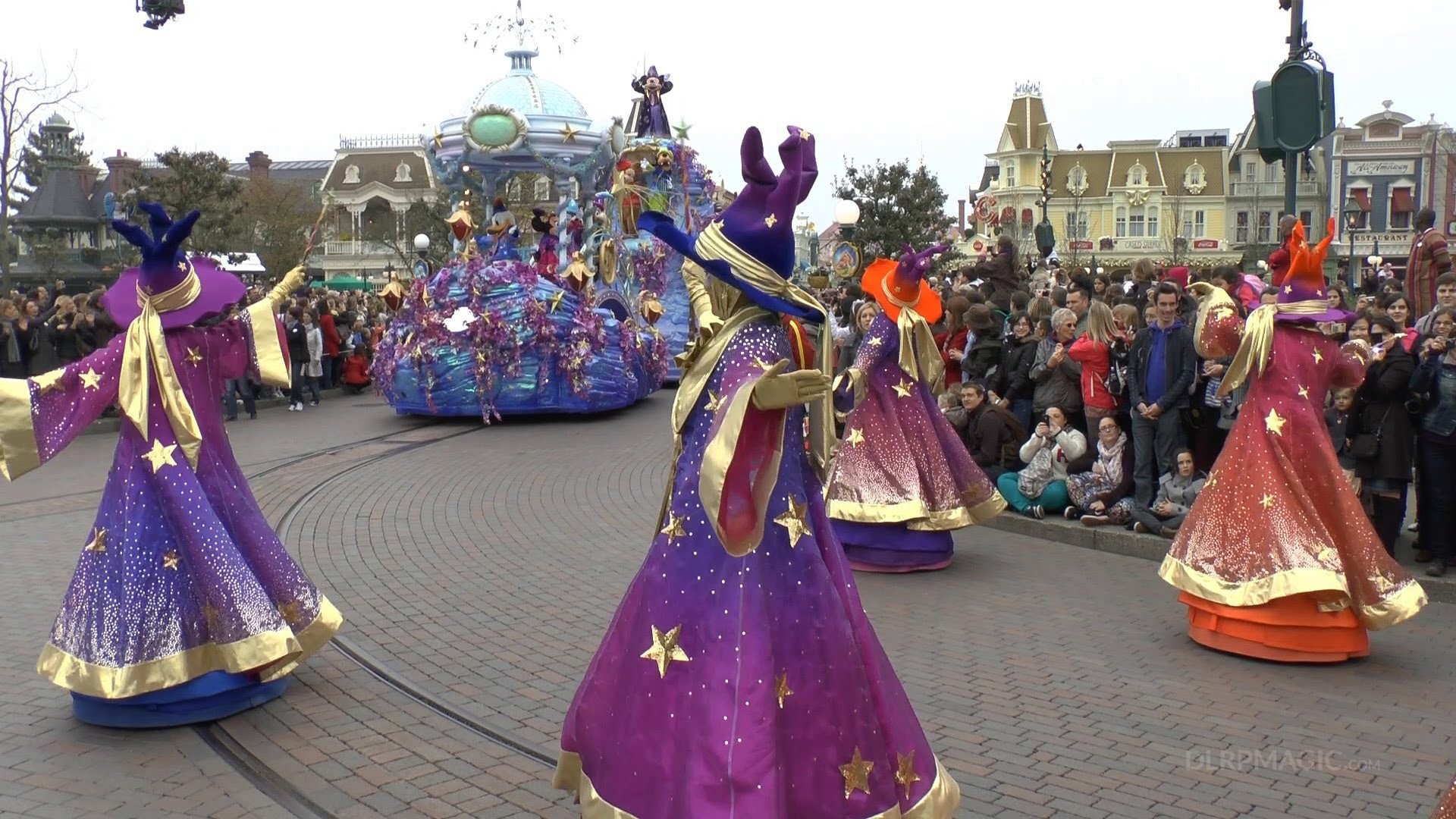 disneyland-paris-parade-9b9a292c67e35f6c