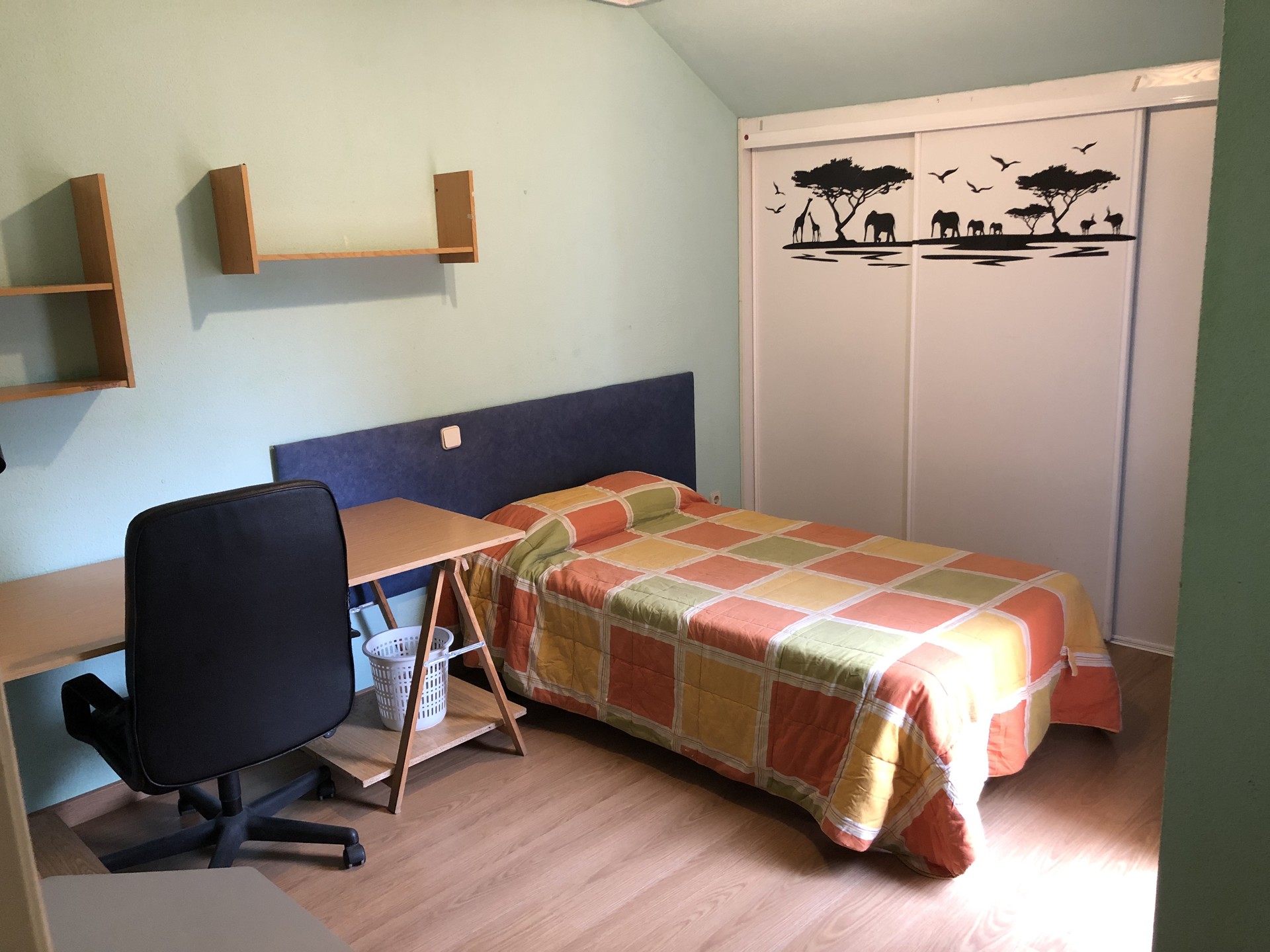 Dormitorio individual, muy luminoso, con terraza y gran armario en