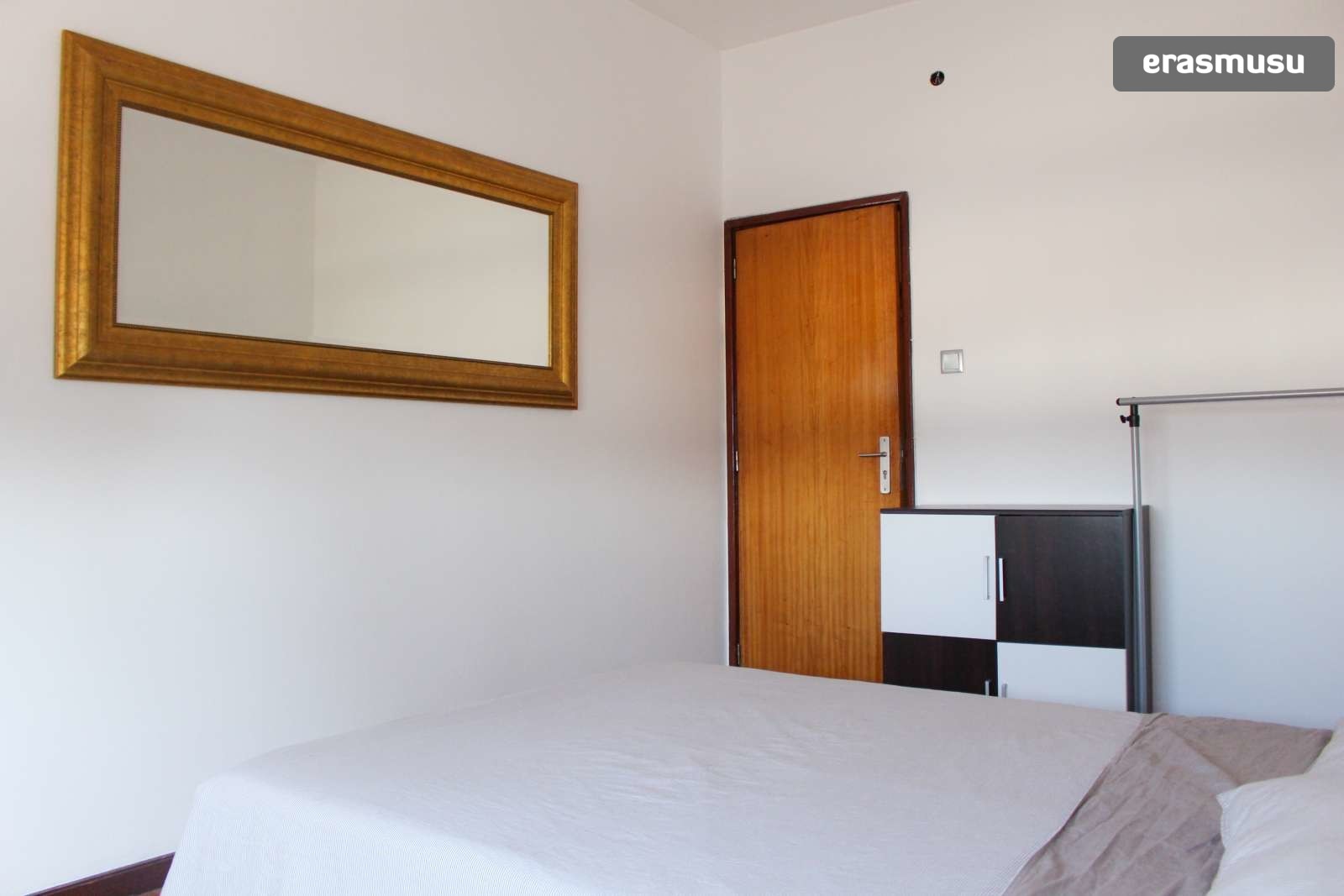 Zimmer In 2er Wg In Porto Mit Internet Und Mit Reinigungsservice
