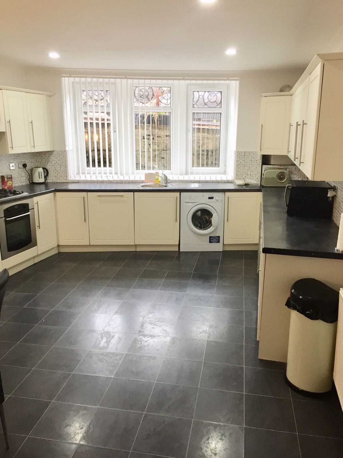 Double Bedroom Available in 2 Bedroom Flat Room for rent Glasgow