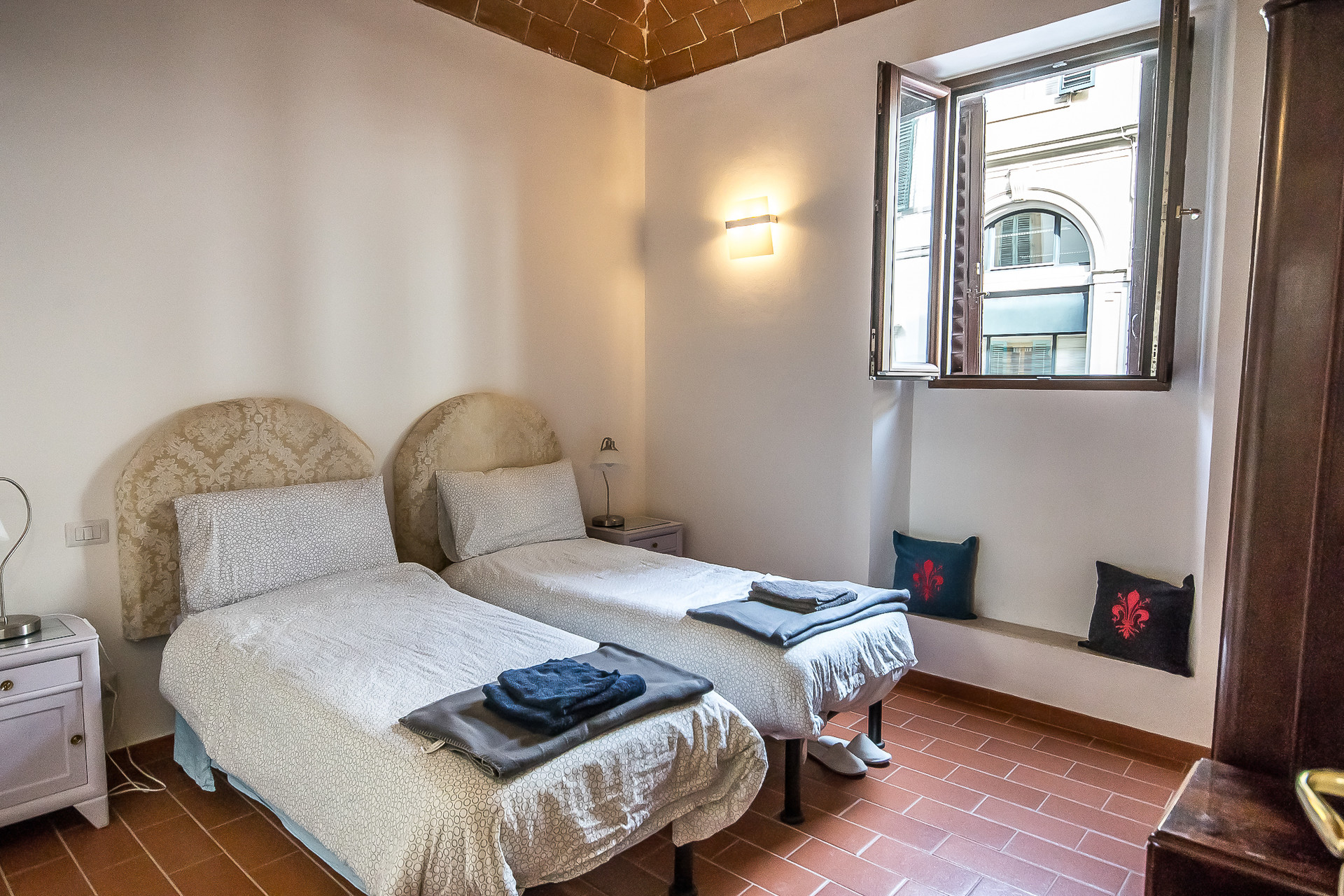 One bed in twin bedroom in modern flat in center of Florence (price per