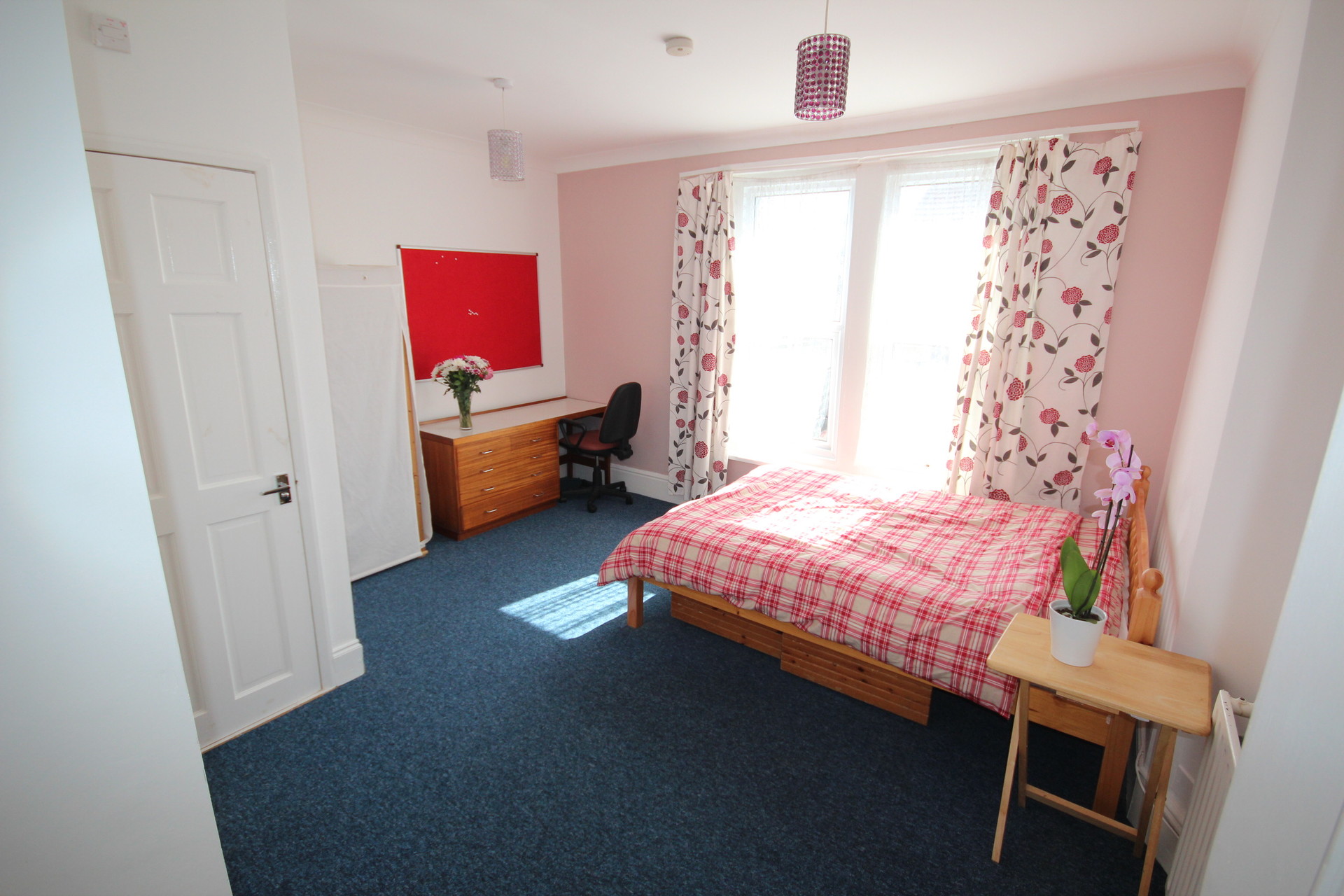 Room sharing in University Student House £400/mth (all bills included