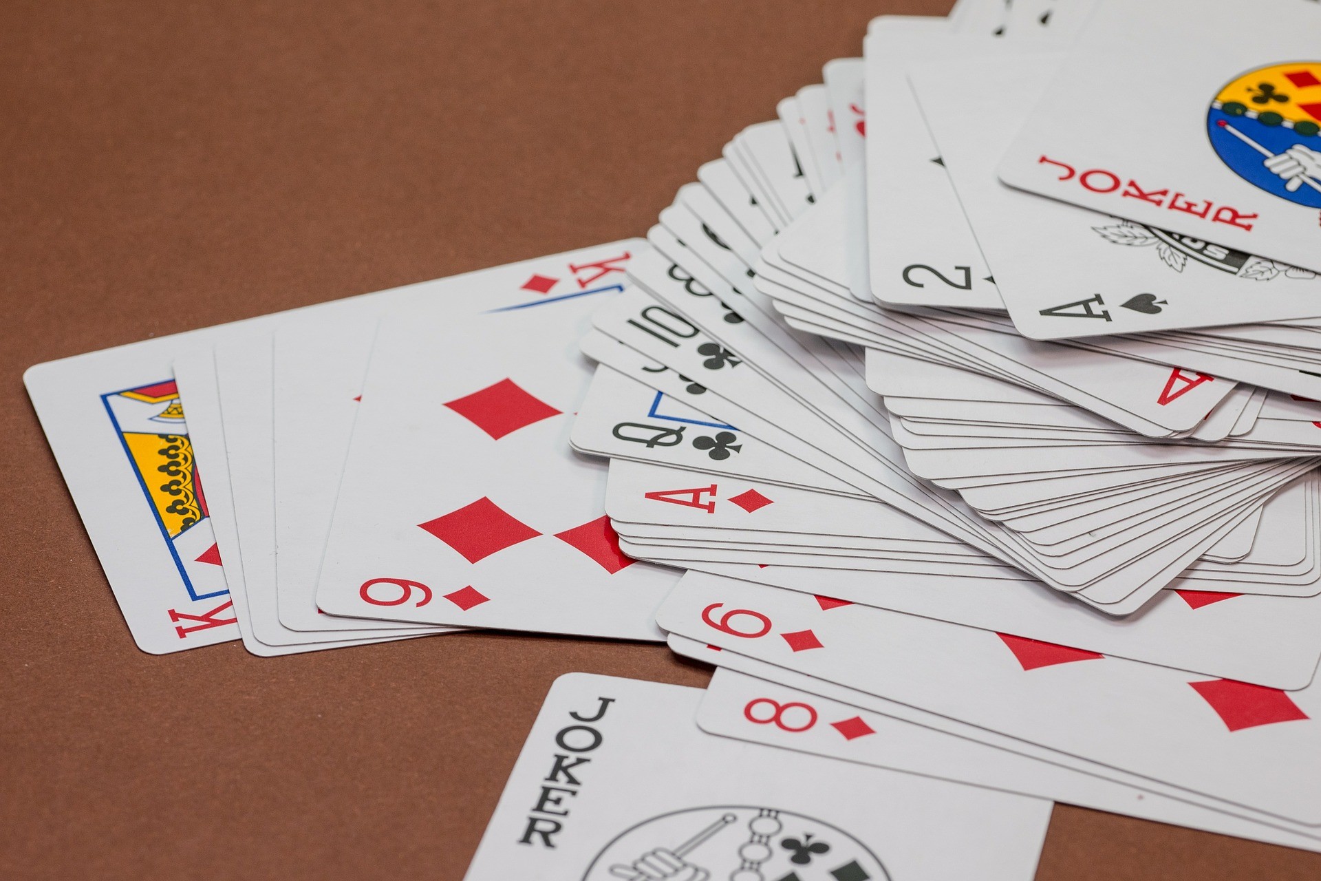 Drinking game with playing cards | Erasmus tips
