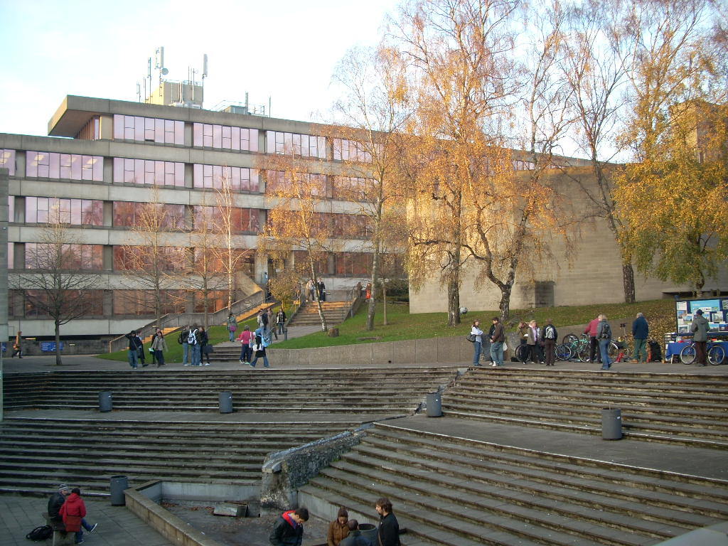 Plaza y Edificio de Historia y Lengua.