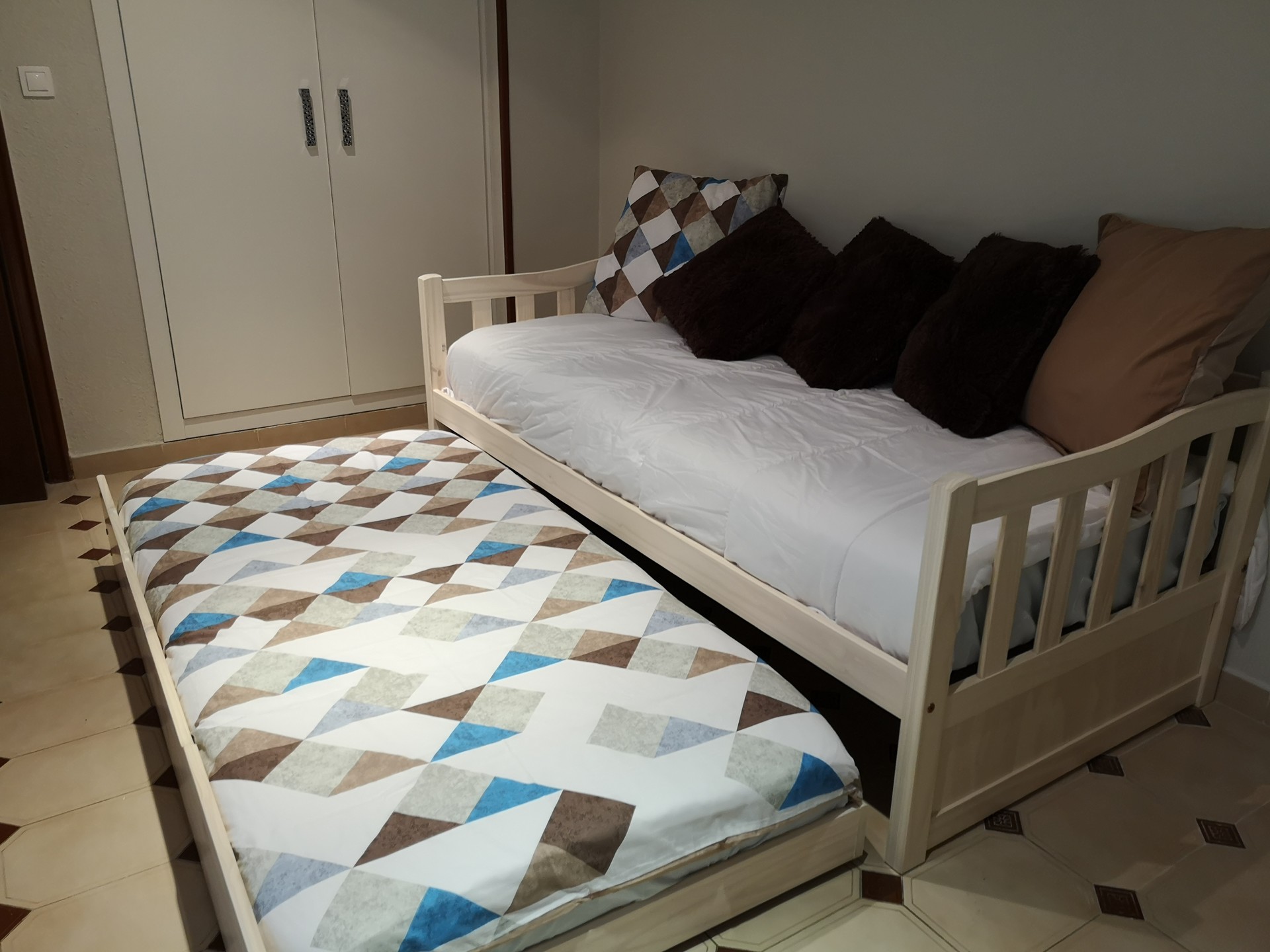 Se alquila en pleno centro habitación individual con cama de matrimonio