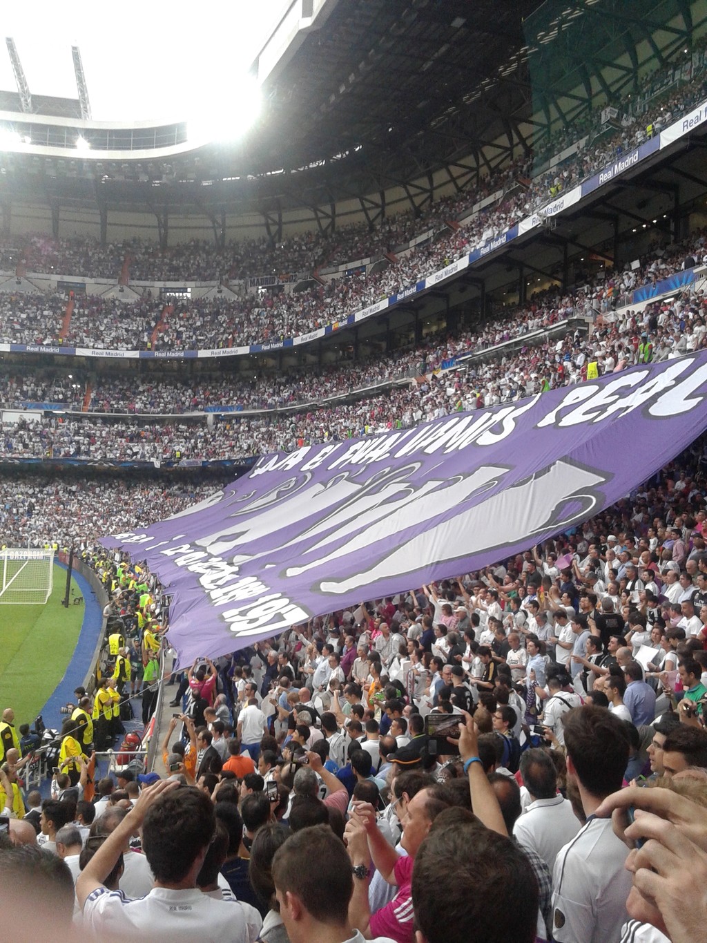 Bufandas del Real Madrid a la venta fuera del terreno antes del partido de  ida de cuartos de final de la UEFA Champions League en el estadio Santiago  Bernabéu de Madrid, España.