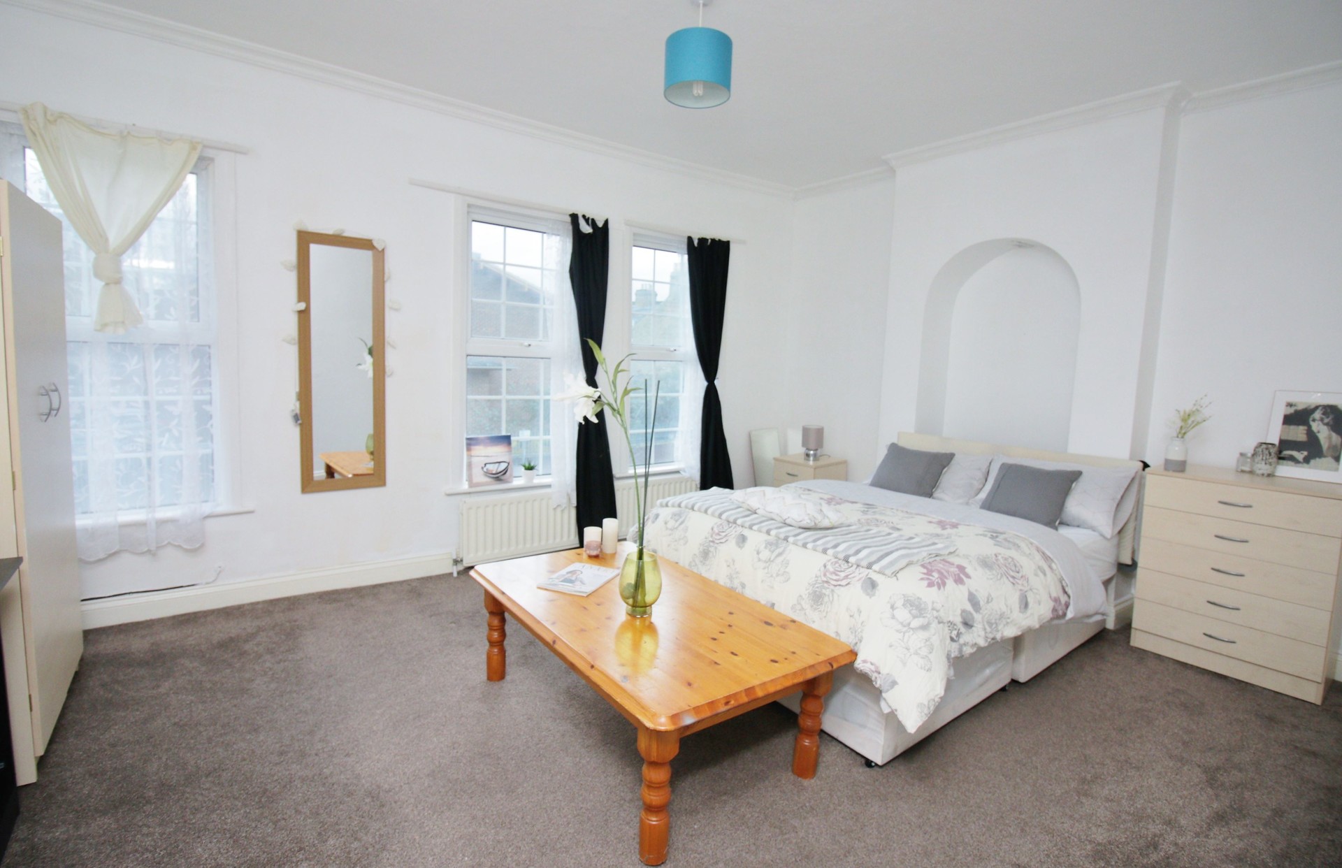 Elegant Queensize Room & 2 Bright Doubles Room for rent London