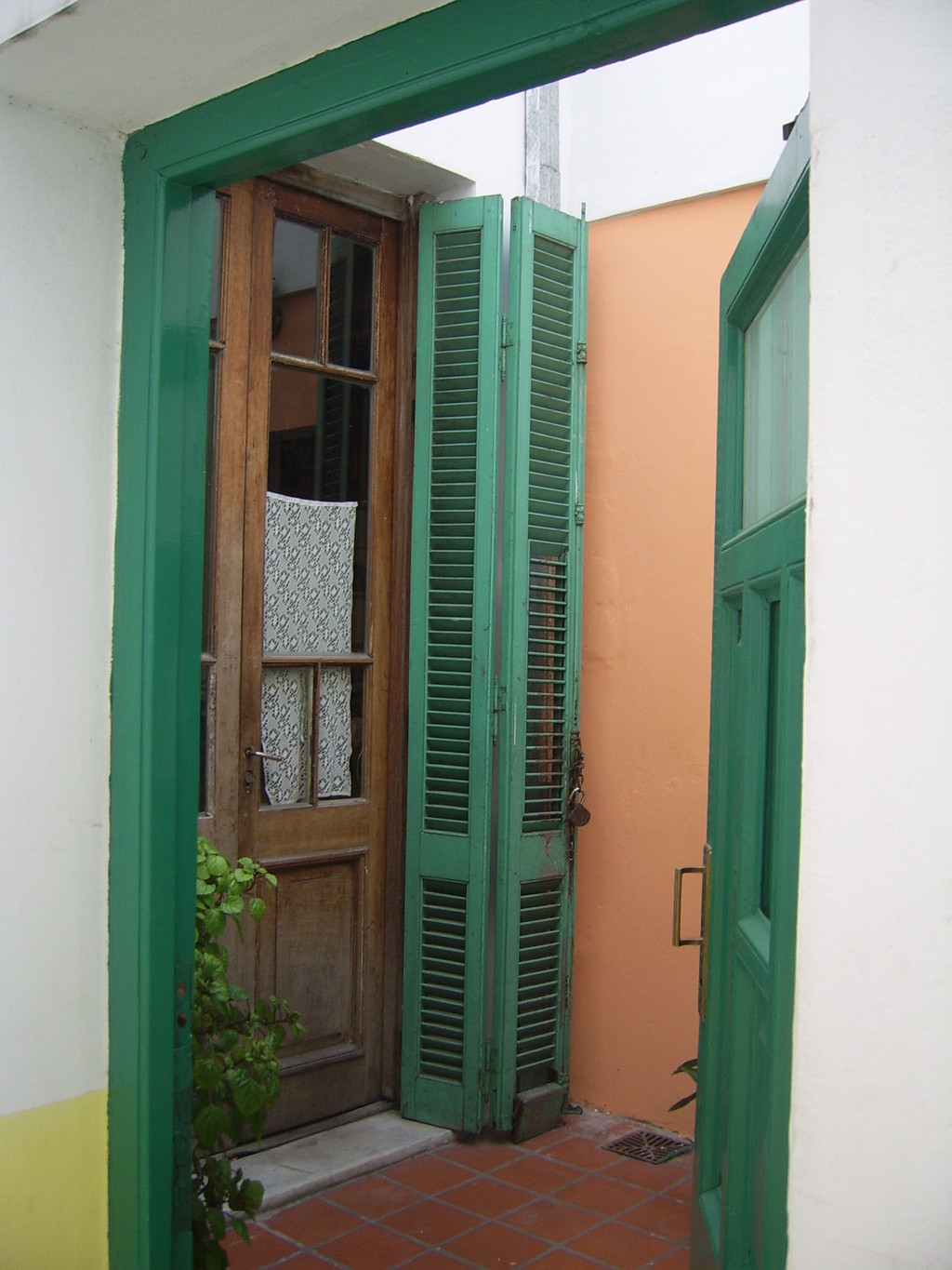Es una habitacion para 2 estudiantes en una casa de familia, en la