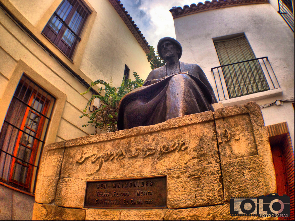 Escultura de Maimonides.