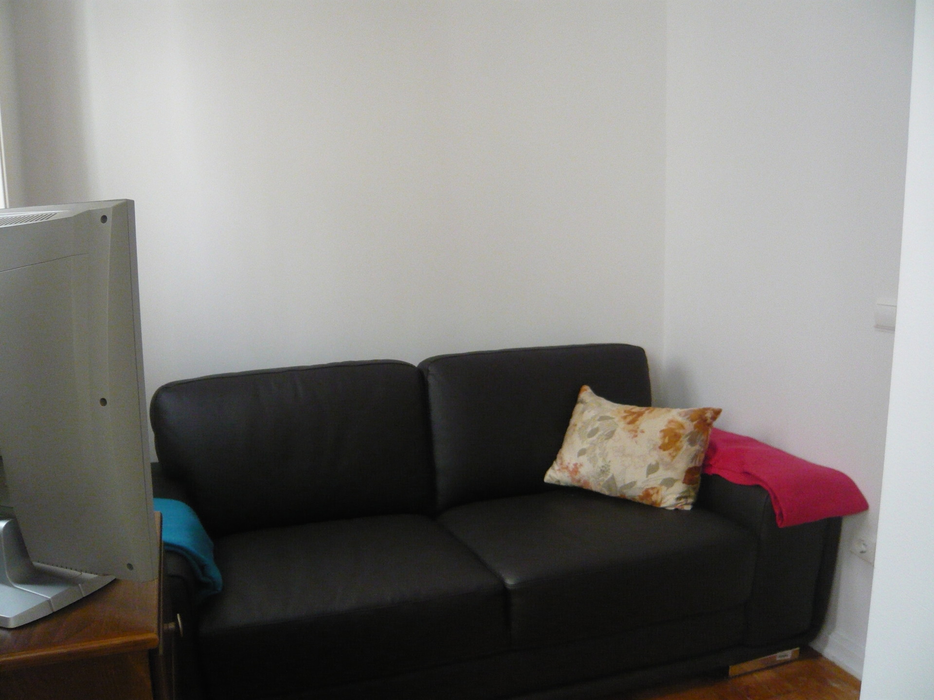 quartos disponíveis. Apartamento cheio de luz e com janelas por todos os lados.