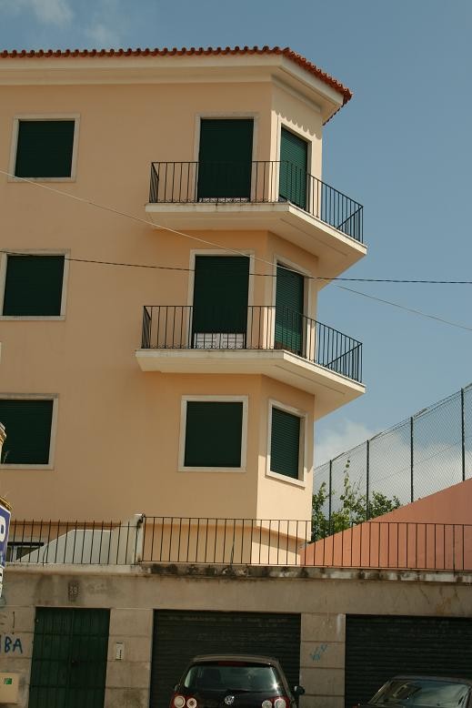 quartos disponíveis. Apartamento cheio de luz e com janelas por todos os lados.