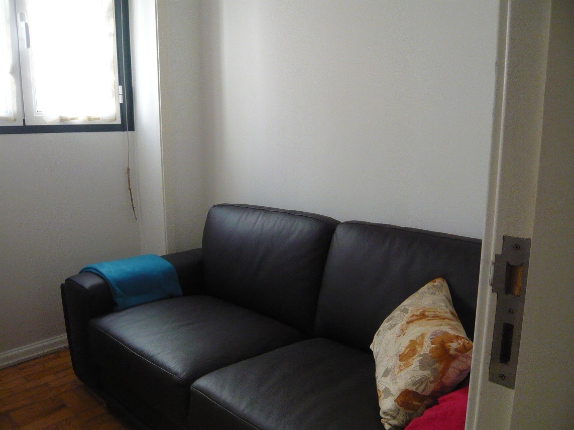 quartos disponíveis. Apartamento cheio de luz e com janelas por todos os lados.