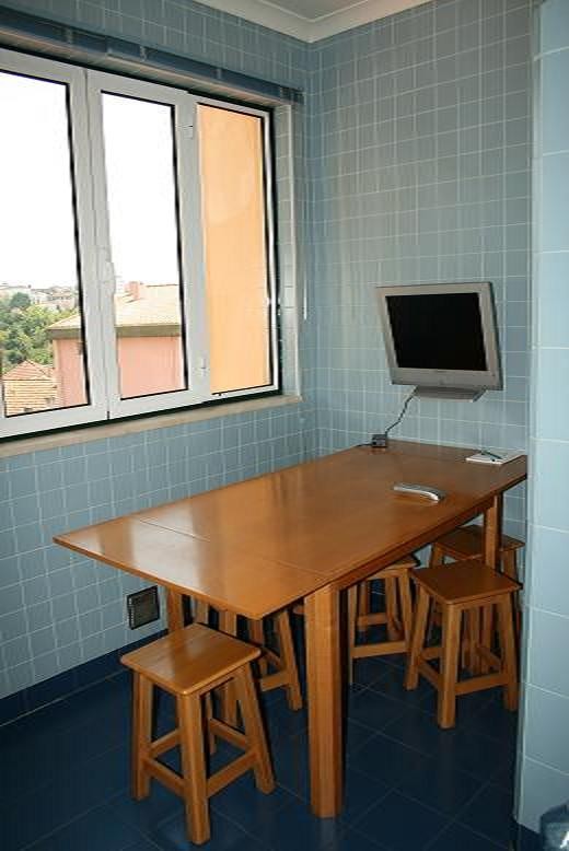 quartos disponíveis. Apartamento cheio de luz e com janelas por todos os lados.