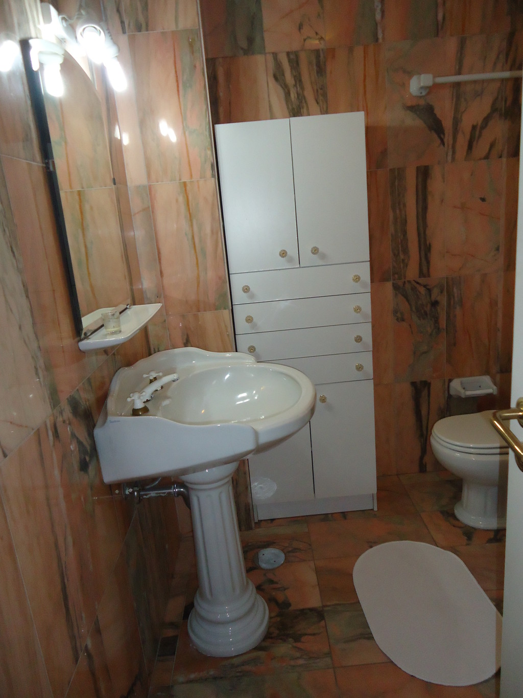 Room for rent in 1-bedroom apartment in Porto