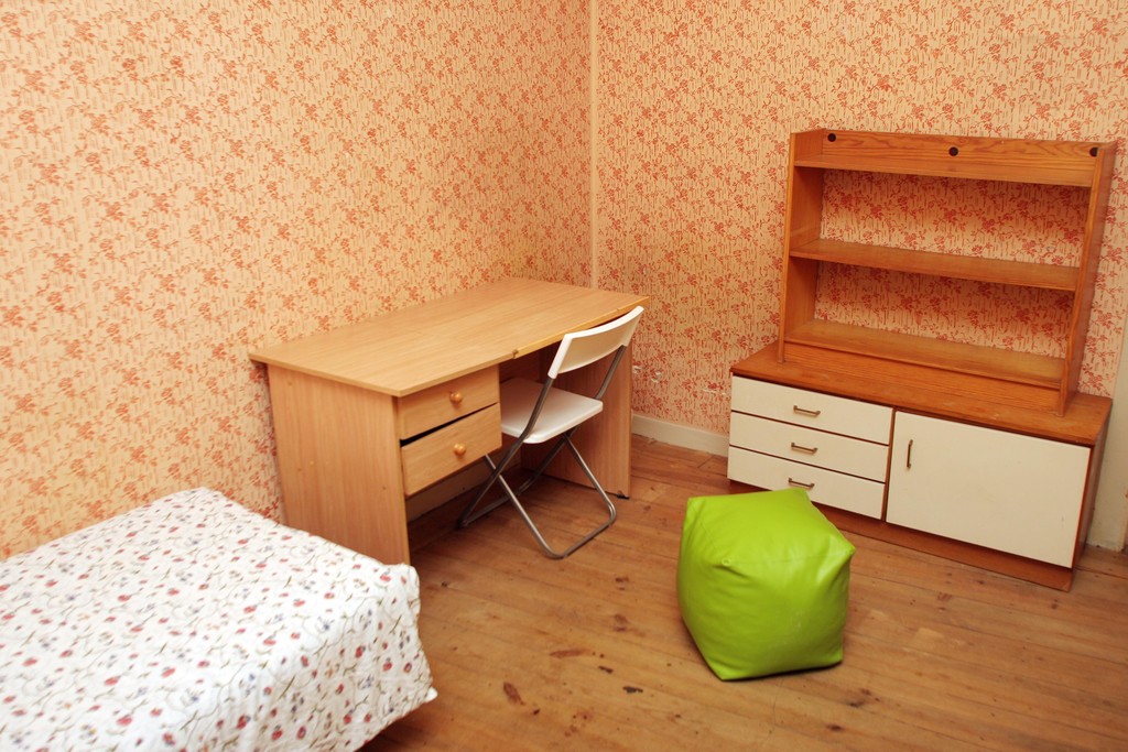 Room for rent in 11-bedroom apartment in Lisbon