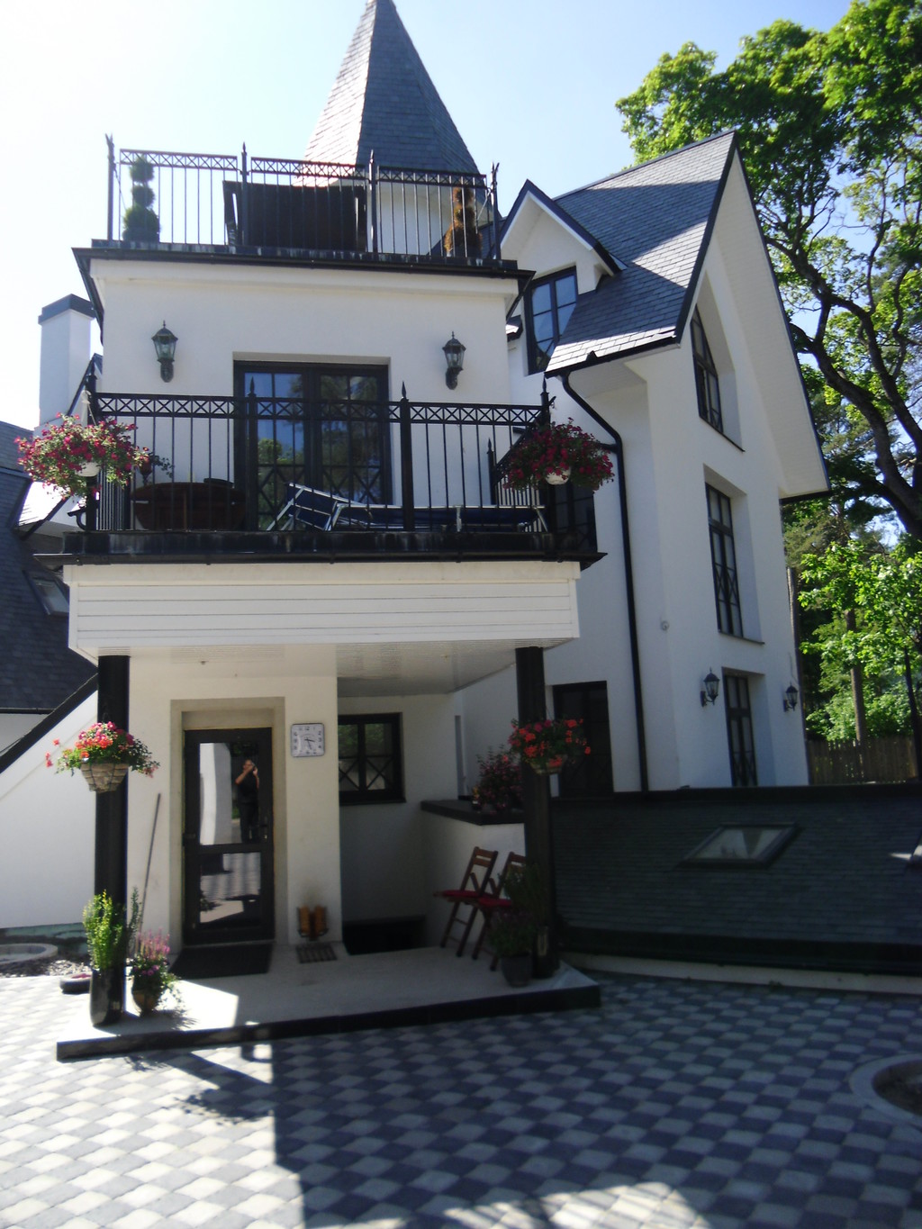 Exclusive House in an Exclusive location at a great price Flat rent