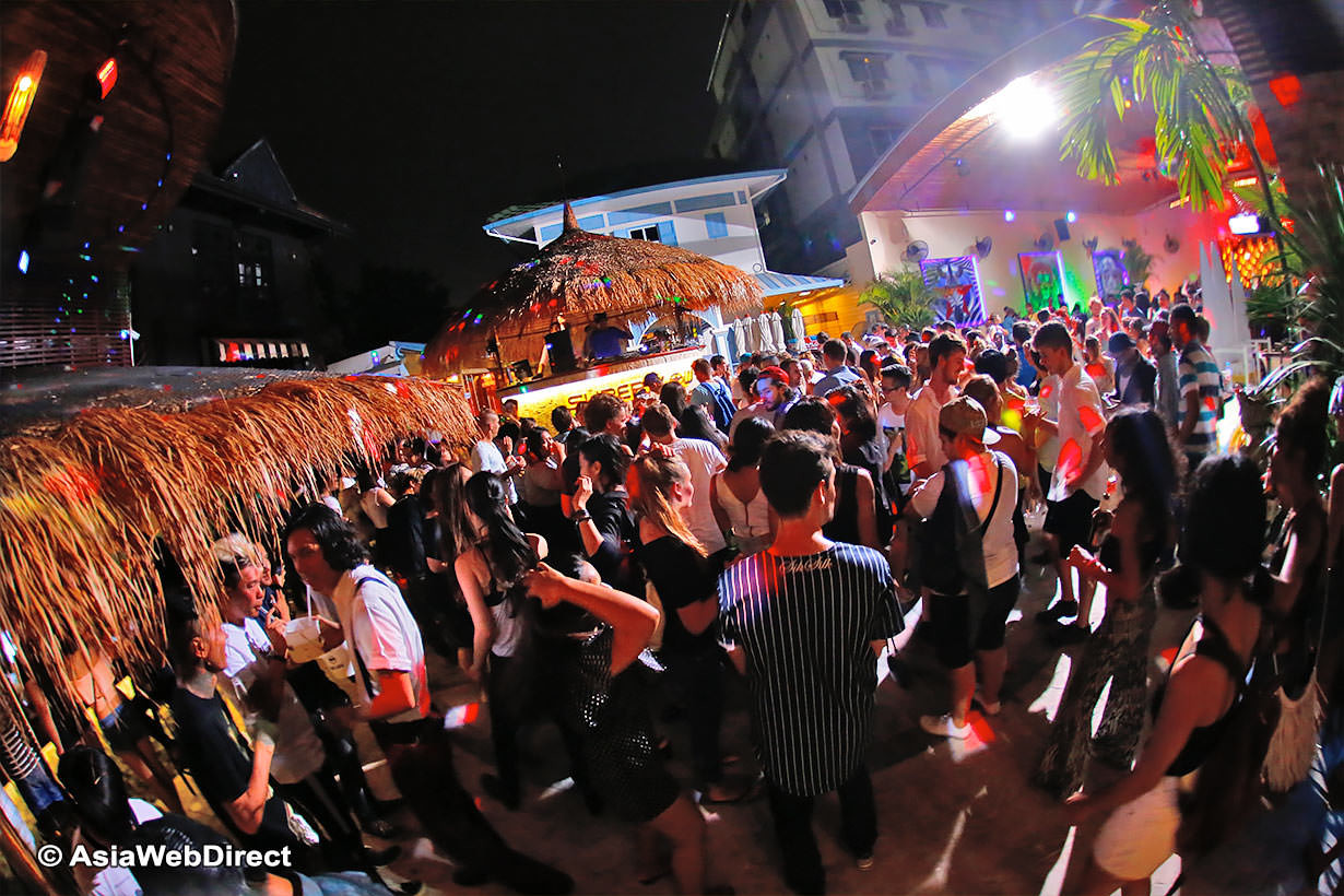 Клубы бангкока. Уличная вечеринка. Бангкок тусовки. Бангкок ночная жизнь. Пляжный клуб Бангкок.