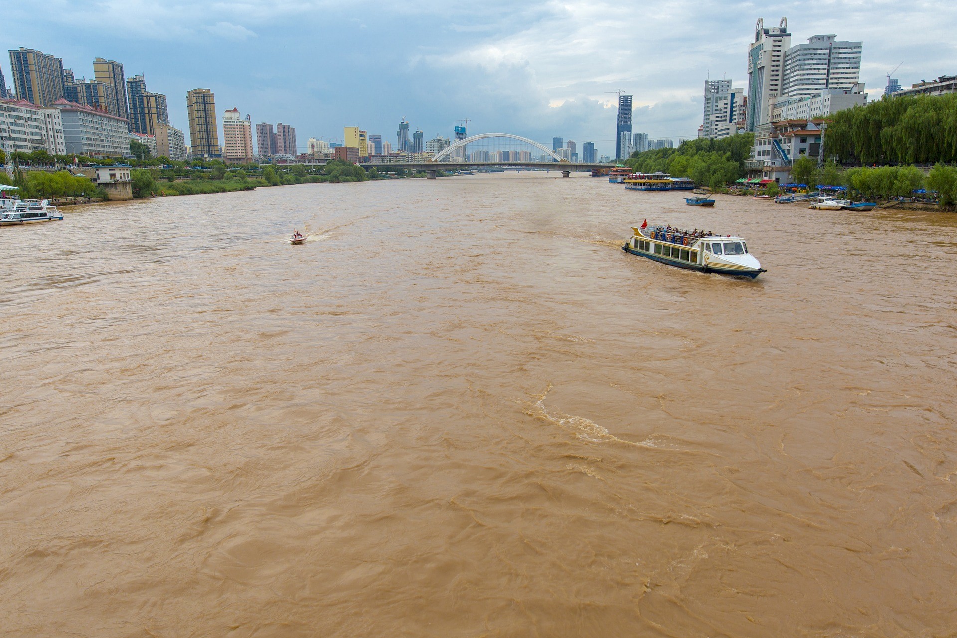 Бассейн океана хуанхэ. Загрязнённая река Хуанхэ. Река Янцзы загрязнение. Река Хуанхэ Китай загрязнение реки. Янцзы грязная река.