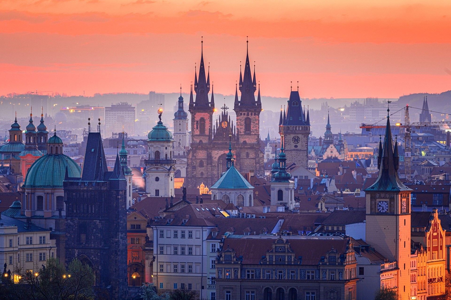 Прага. Башня «Praha TV» Прага. Чешская Республика. Панорама вечерней Праги. Ночные крыши Праги. Две башни в Праге.
