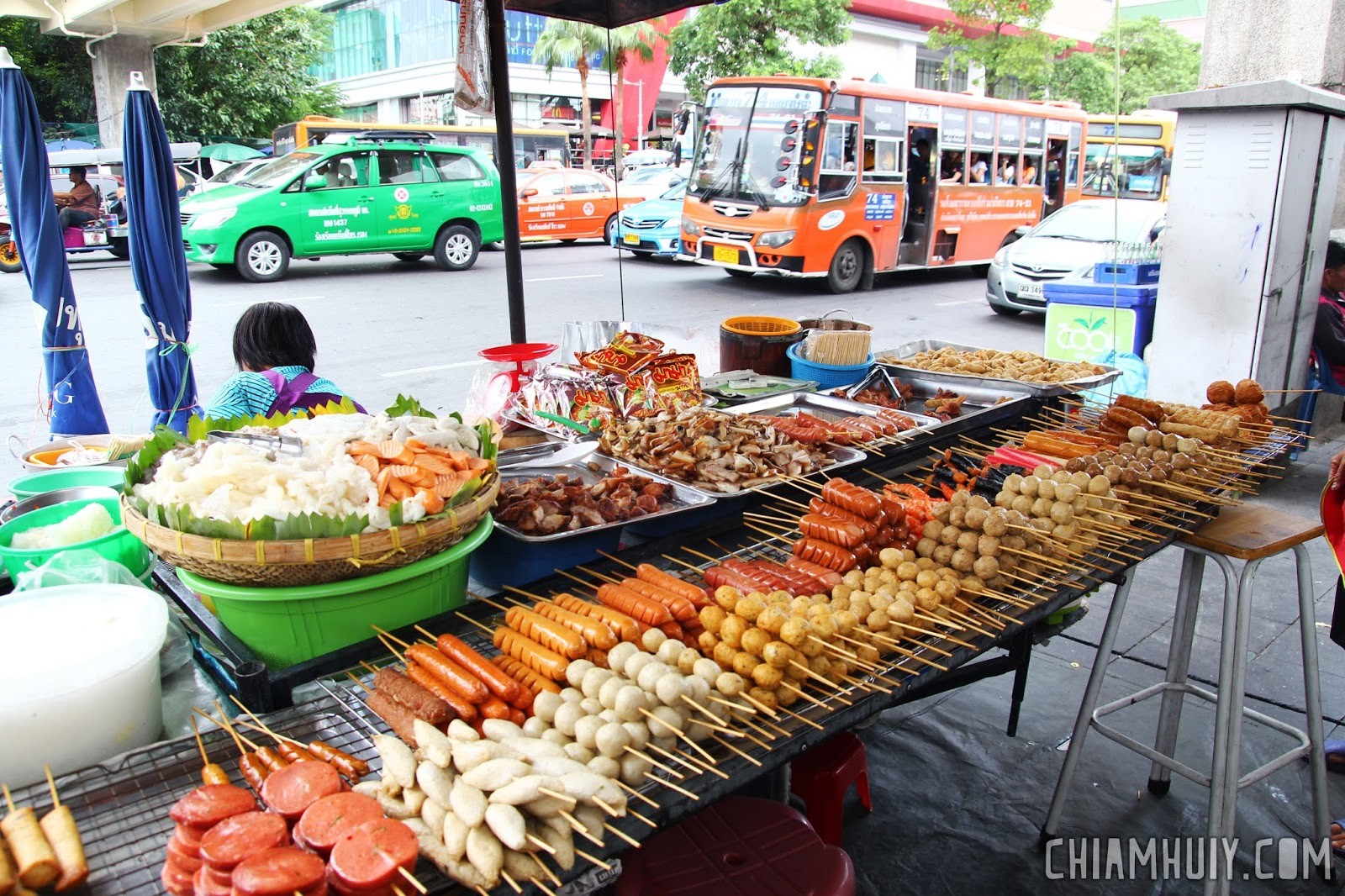 Уличный фуд. Бангкок стрит фуд. Уличная еда (Street food) в Тбилиси. Бангкок уличная еда. Стрит фуд Тайланд.