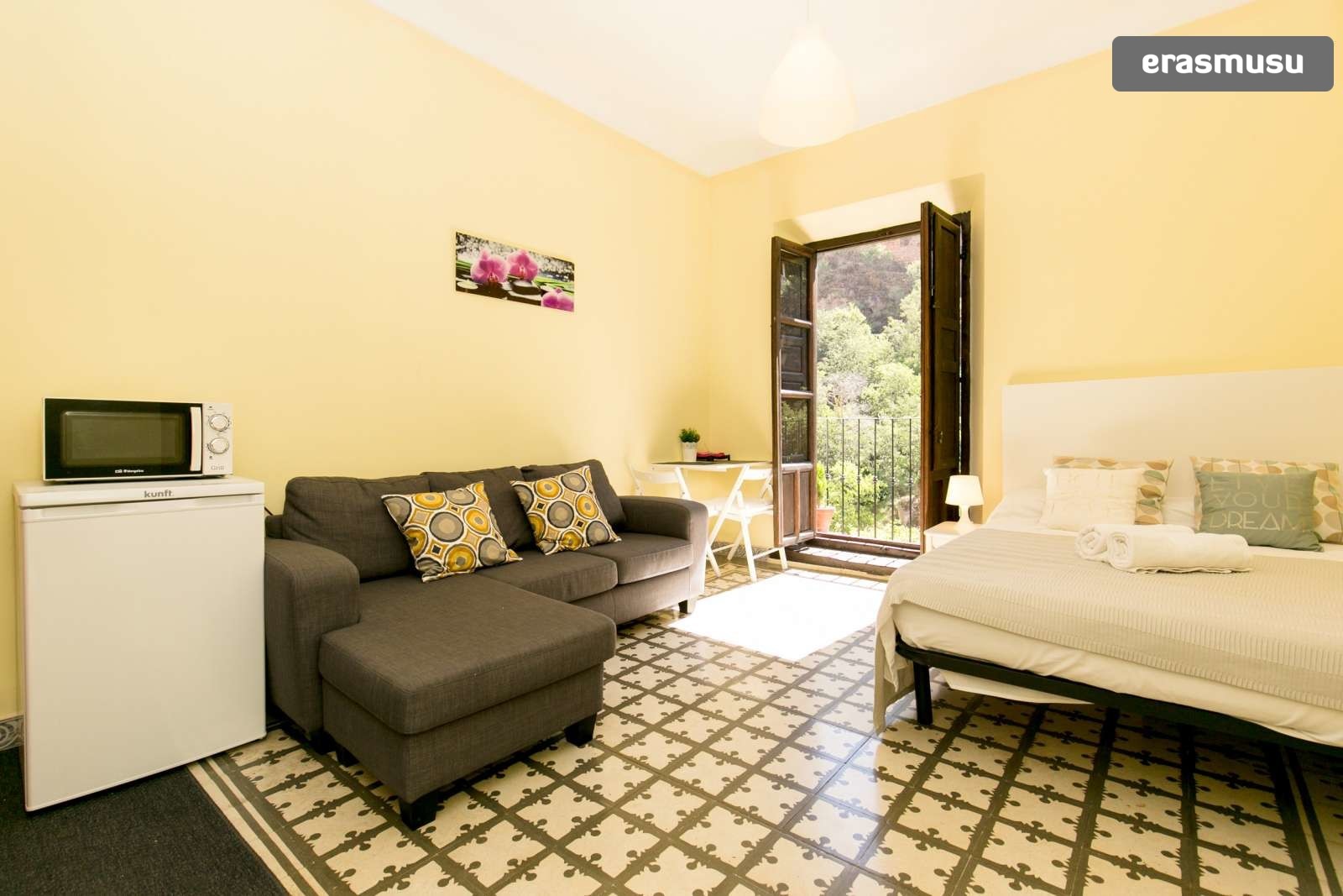 Fantastic studio apartment for rent with view of the Alhambra in