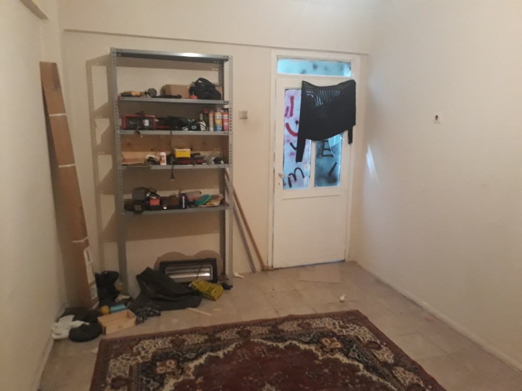 Geniş bir oda kiralamak için bu ilana bakın Izmir Kiralık odalar