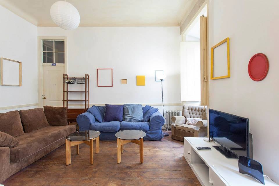 Great room with balcony in an international apartment in the old town of Lisbon