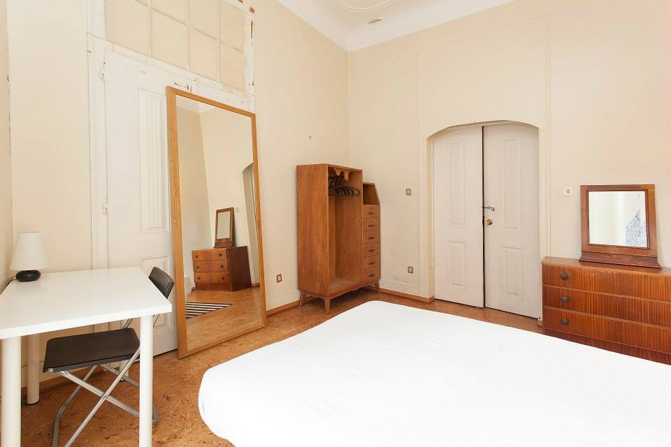 Great room with balcony in an international apartment in the old town of Lisbon