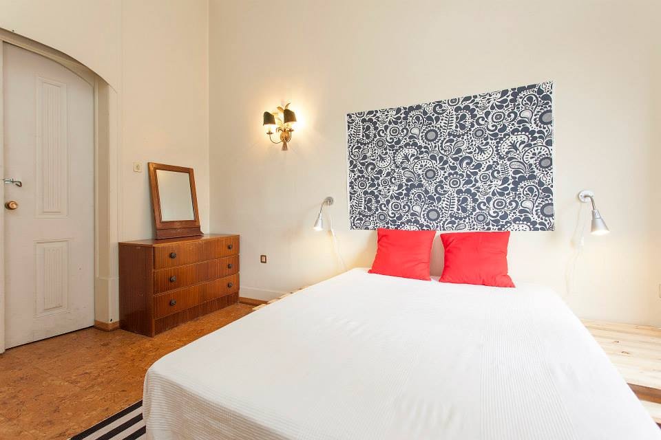 Great room with balcony in an international apartment in the old town of Lisbon