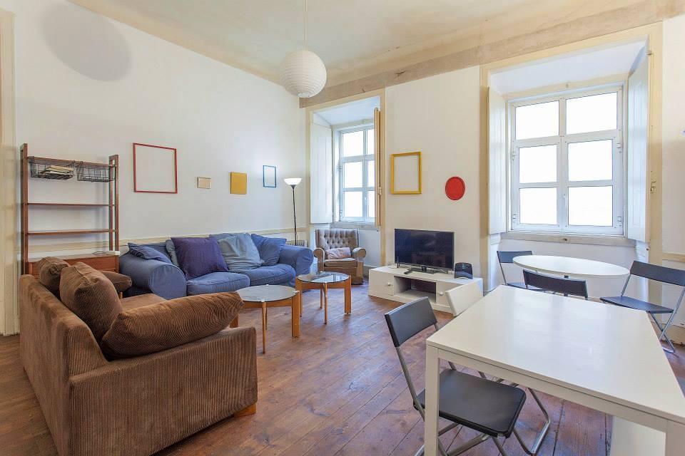 Great room with balcony in an international apartment in the old town of Lisbon