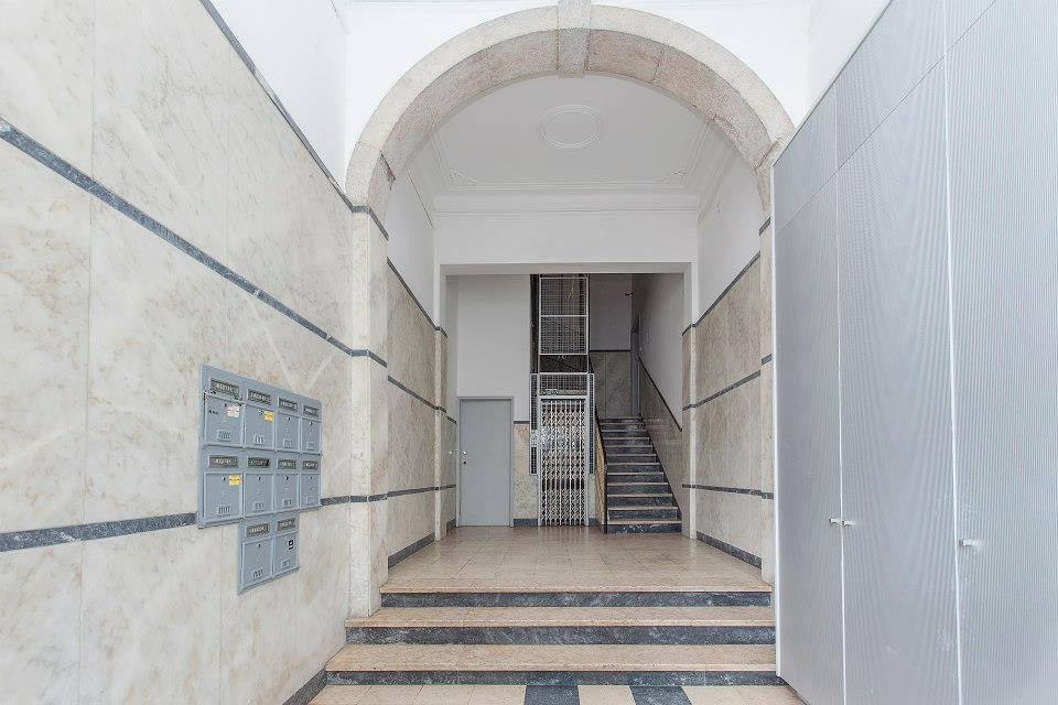 Great room with balcony in an international apartment in the old town of Lisbon