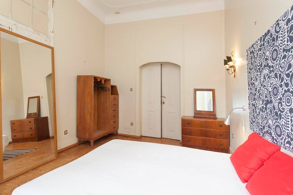 Great room with balcony in an international apartment in the old town of Lisbon