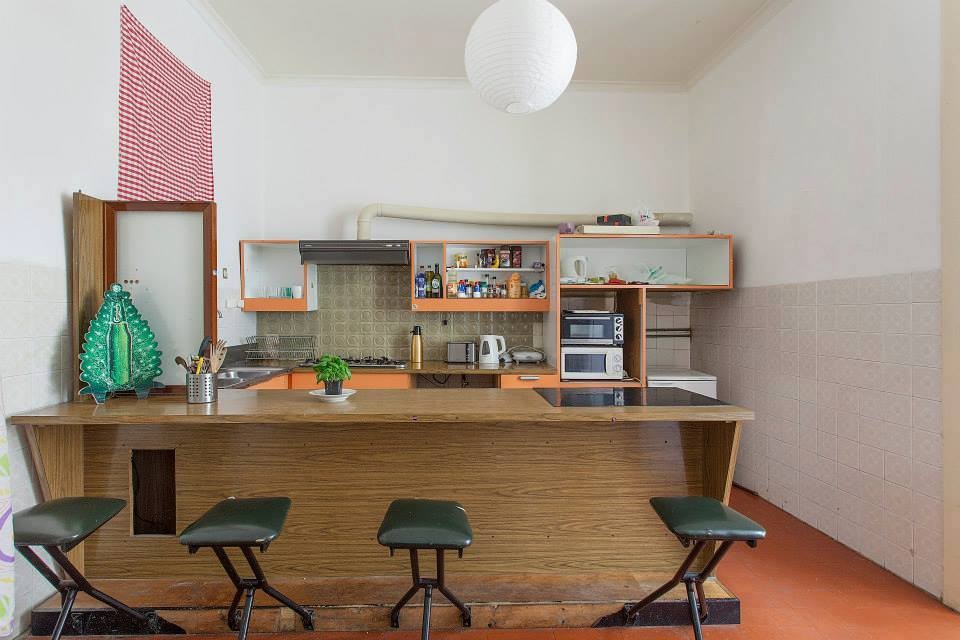 Great room with balcony in an international apartment in the old town of Lisbon