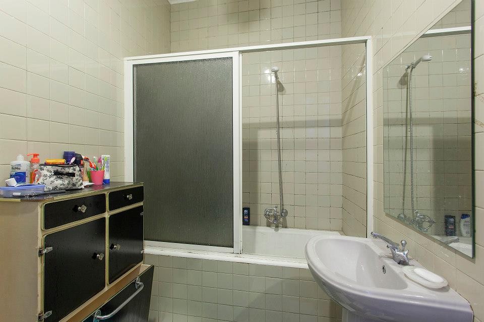 Great room with balcony in an international apartment in the old town of Lisbon