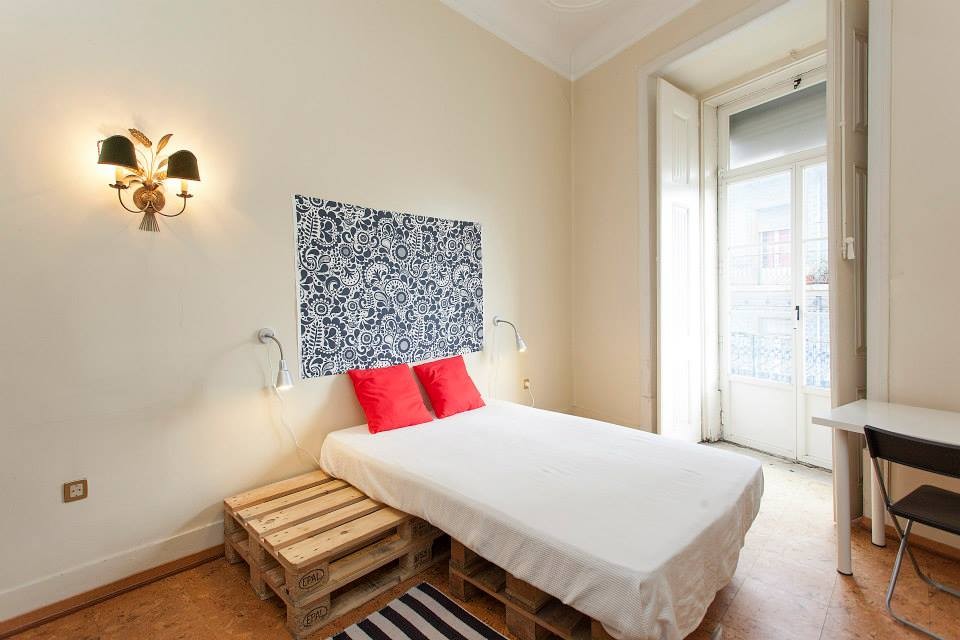 Great room with balcony in an international apartment in the old town of Lisbon