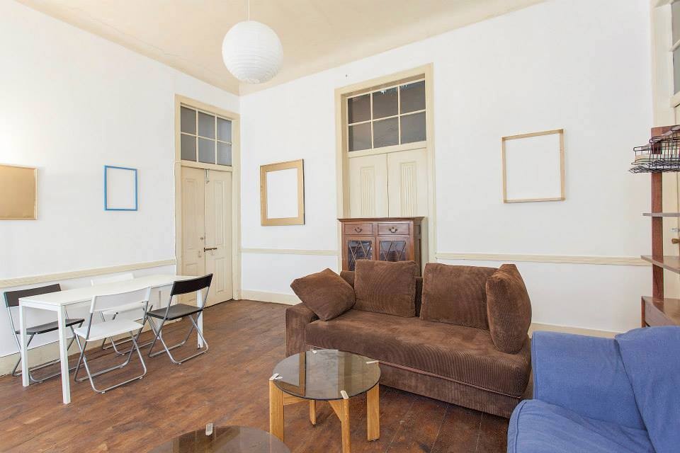 Great room with balcony in an international apartment in the old town of Lisbon