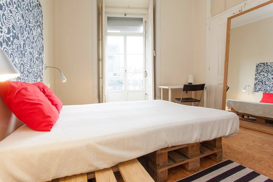 Great room with balcony in an international apartment in the old town of Lisbon