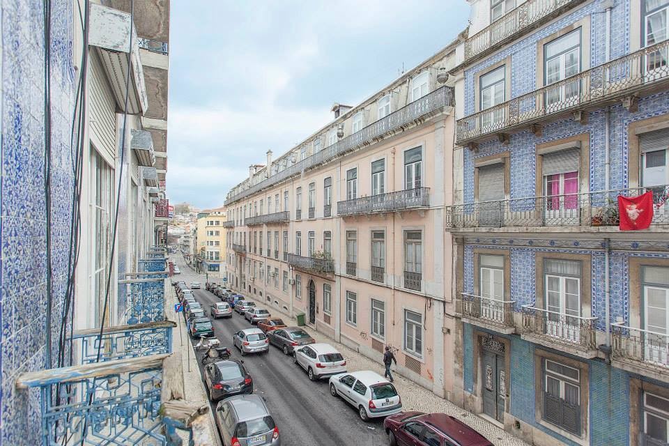 Great room with balcony in an international apartment in the old town of Lisbon