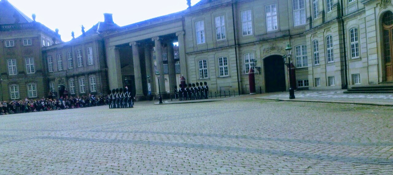 guards-change-amalienborg-palace-4894b24