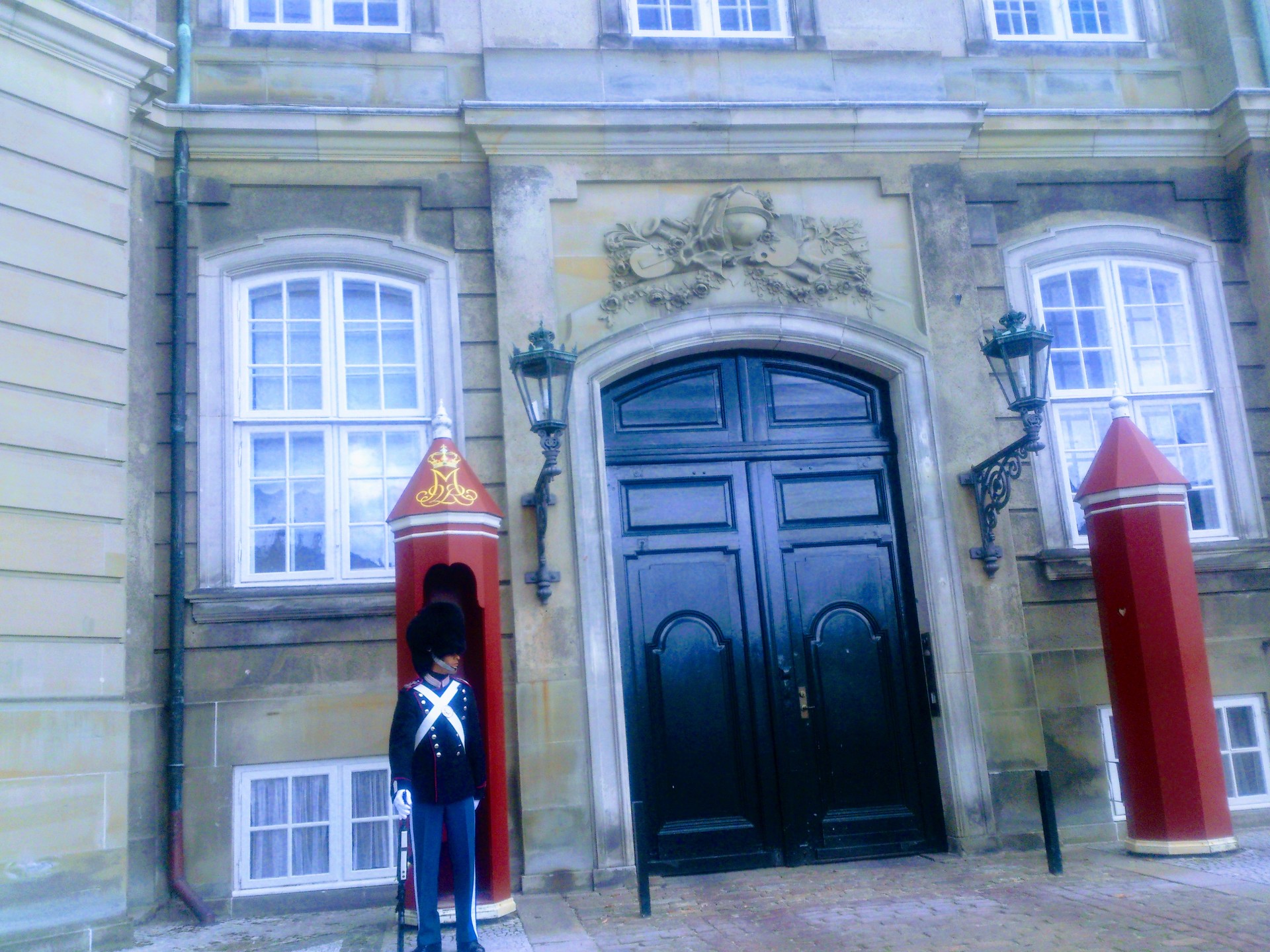 guards-change-amalienborg-palace-8df7aaa