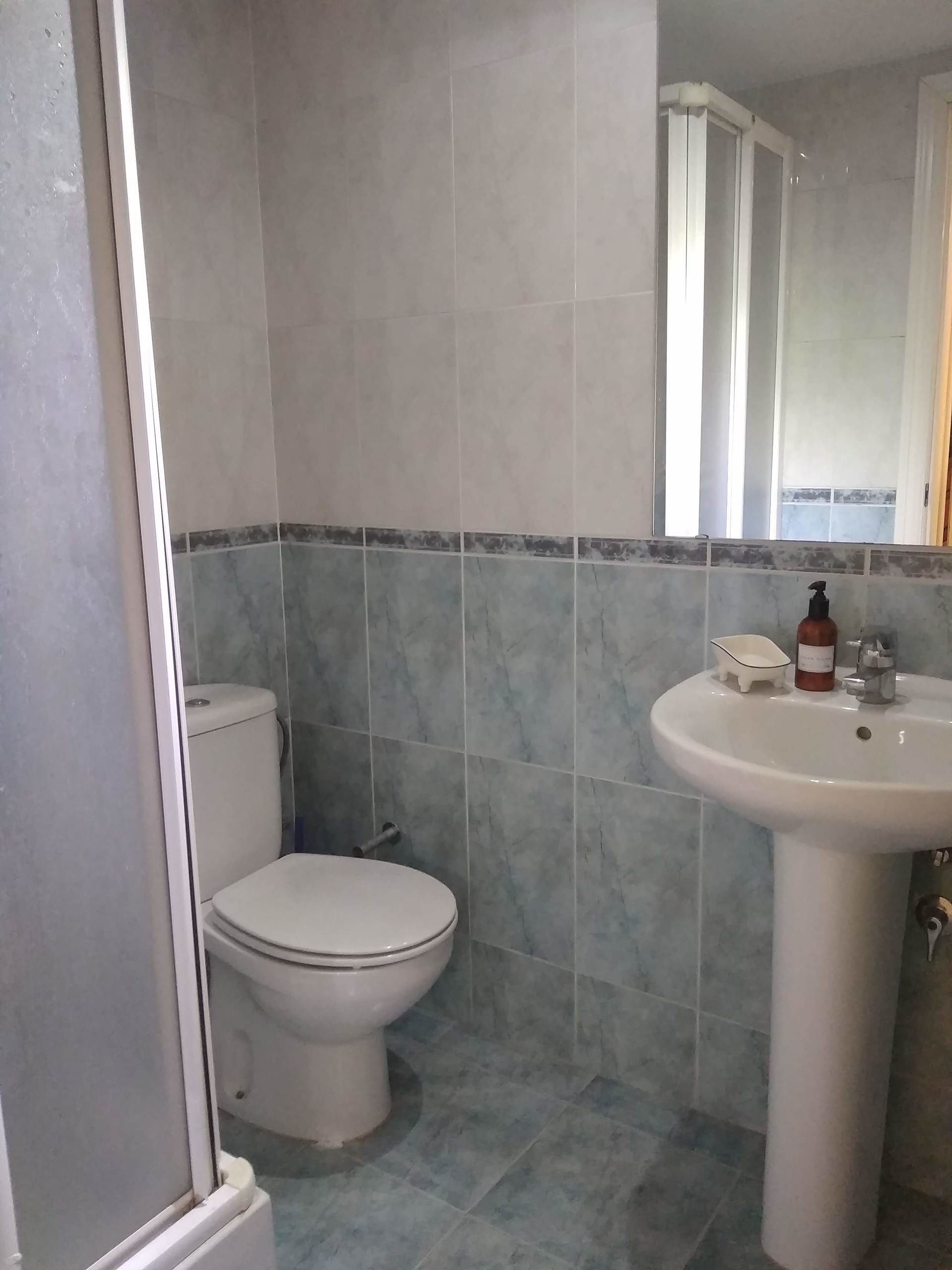 Habitación Amplia Y Agradable Con Baño Privado En Urbanización Con ...