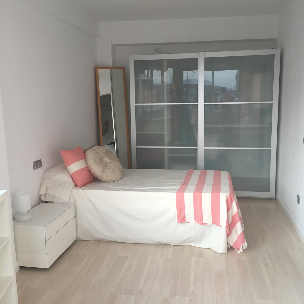 Habitación amplia con baño propio | Alquiler habitaciones Valencia