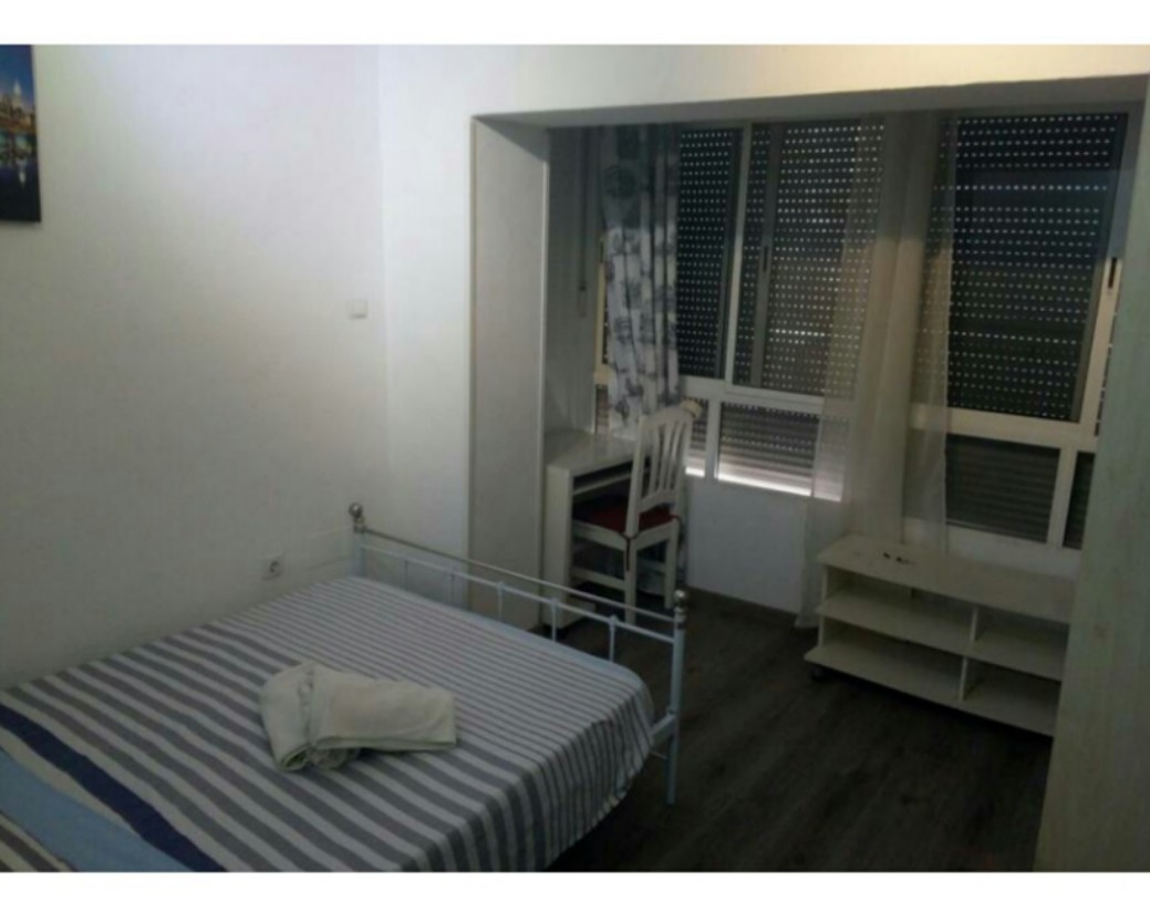 habitacion muy amplia Muy luminosa con TV ,internet y cerradura