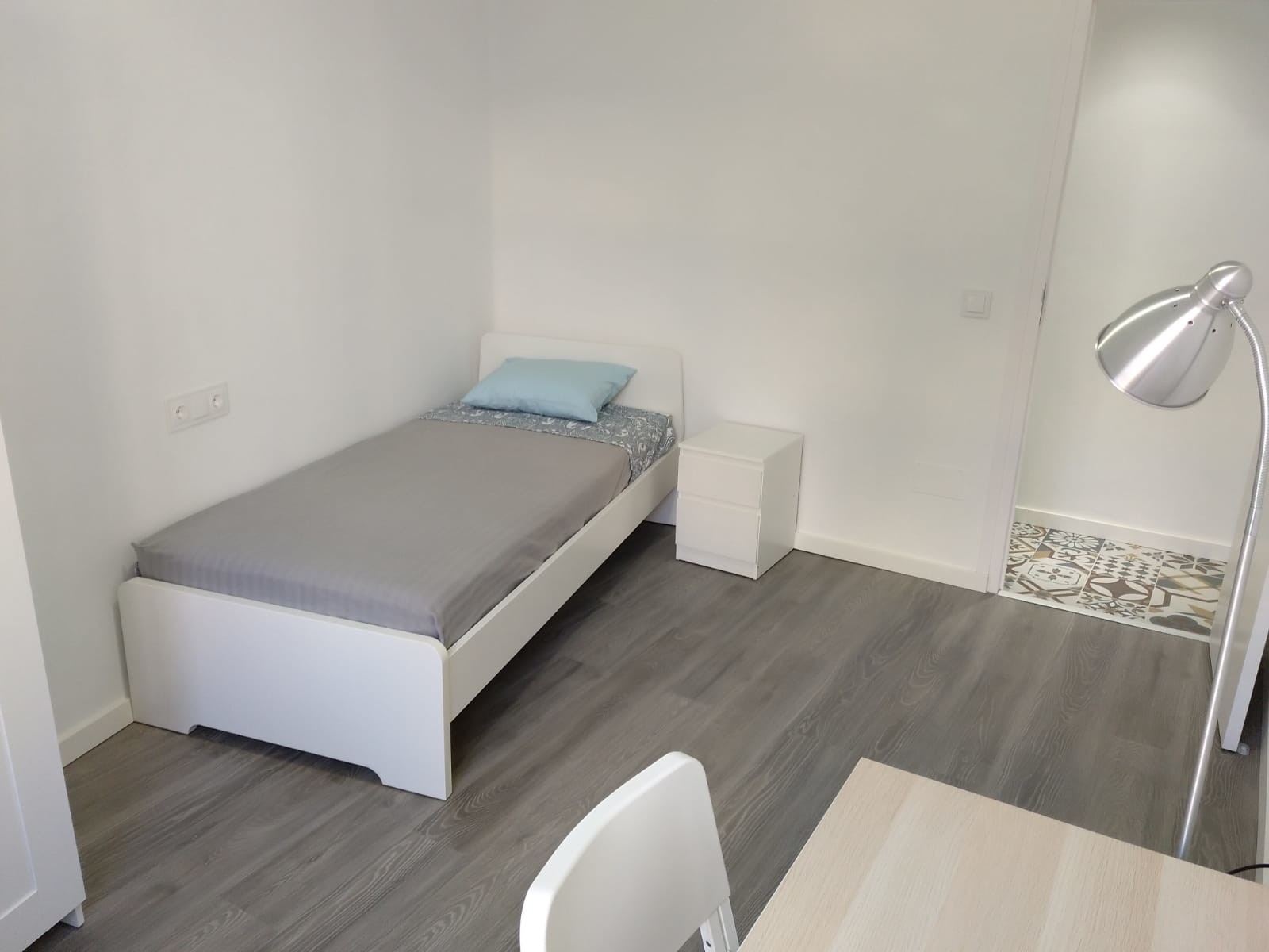 Habitación amplia con ventana al exterior y muy luminosa | Alquiler