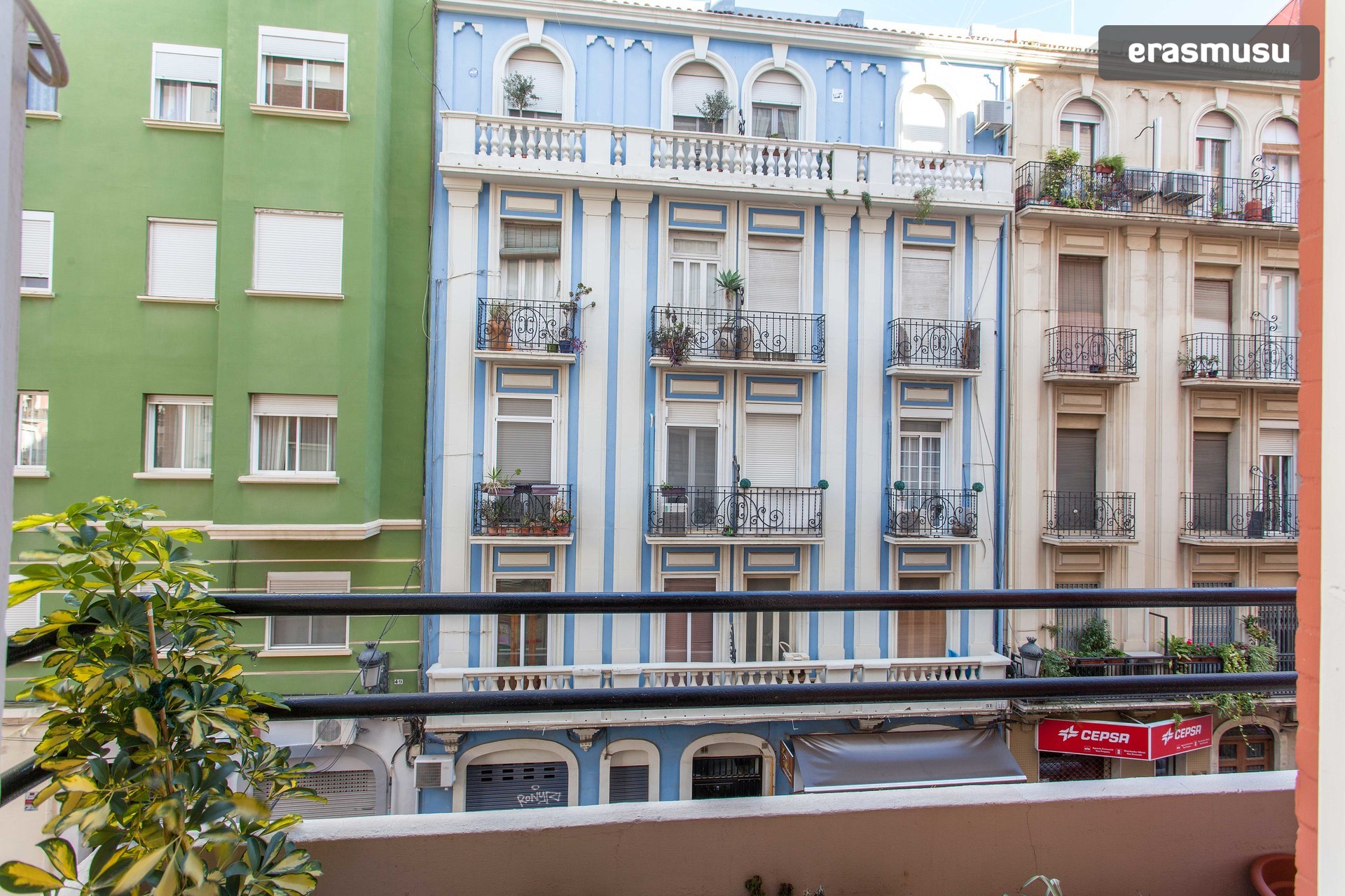 Habitación Grande de techos altos y balcón a la calle en El Barrio de