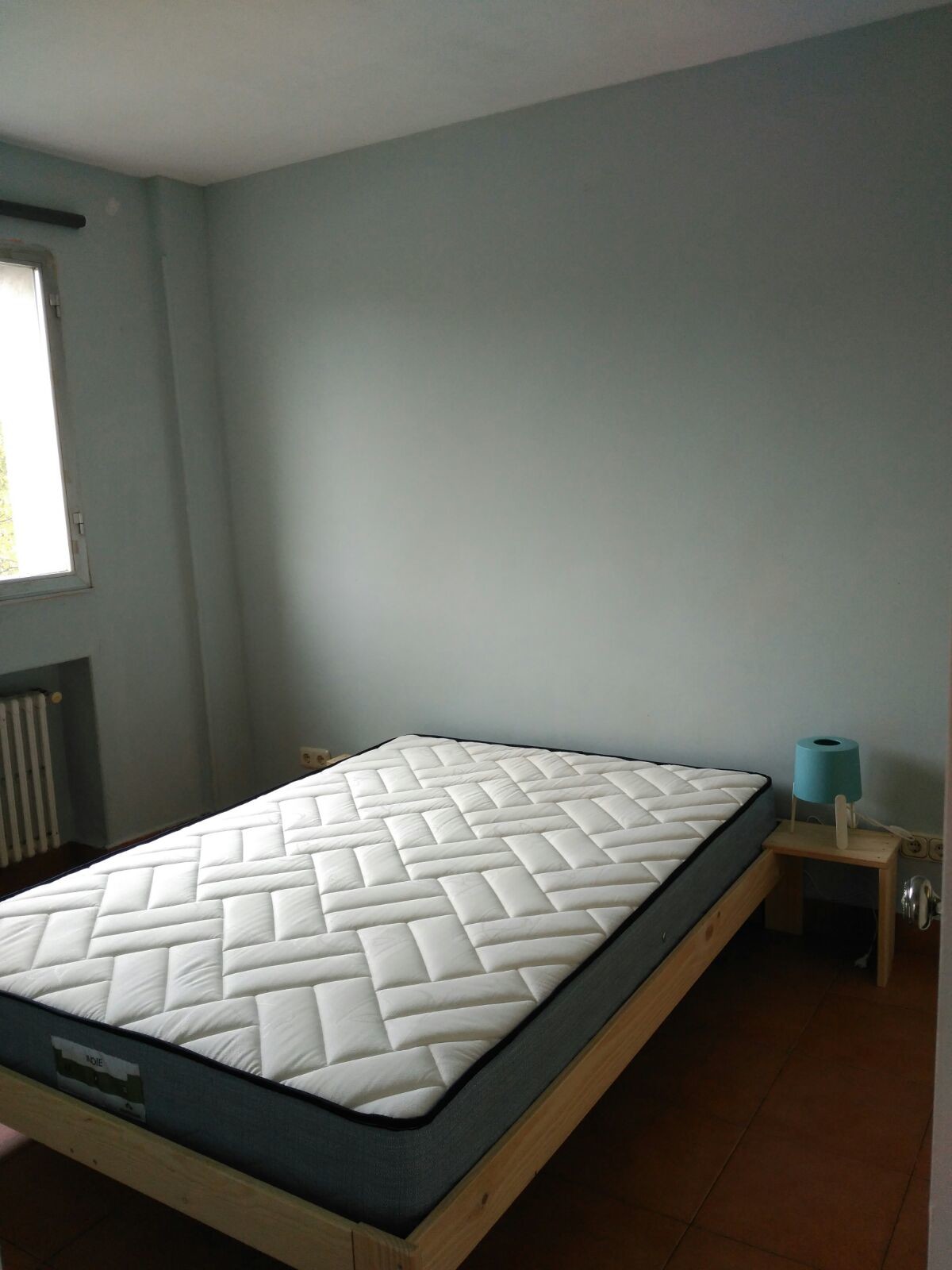 Habitación exterior con cama doble en Amara | Alquiler habitaciones San