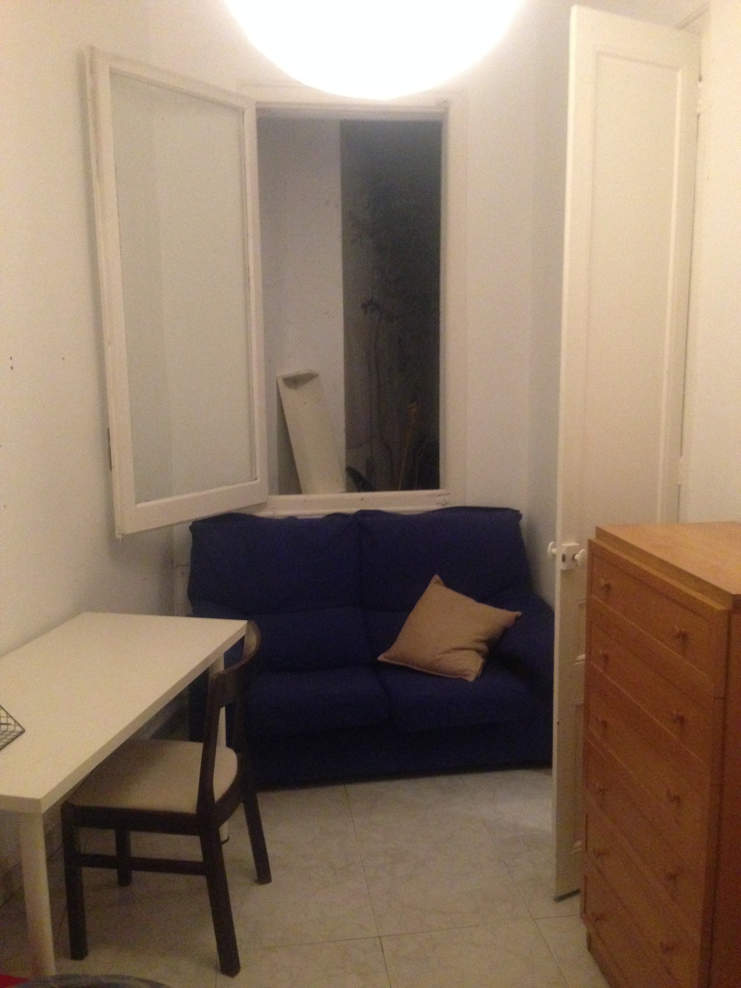 HABITACION CAMA DOBLE, PISO CON PATIO | Alquiler habitaciones Barcelona